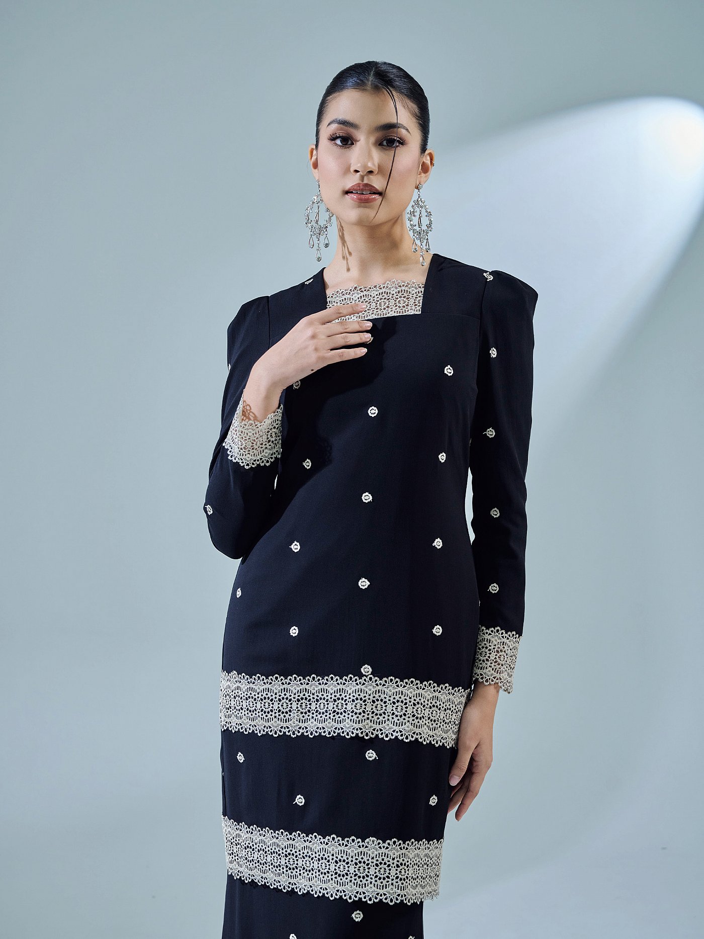 HELLYNA KURUNG - BLACK