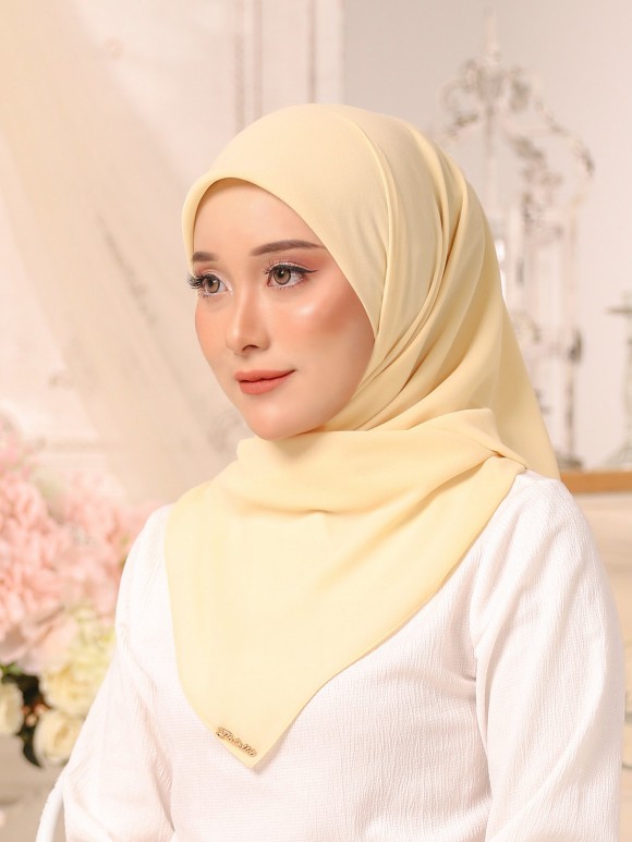 LEOLA SQUARE - SOFT YELLOW LEOLA SQUARE - SOFT YELLOW