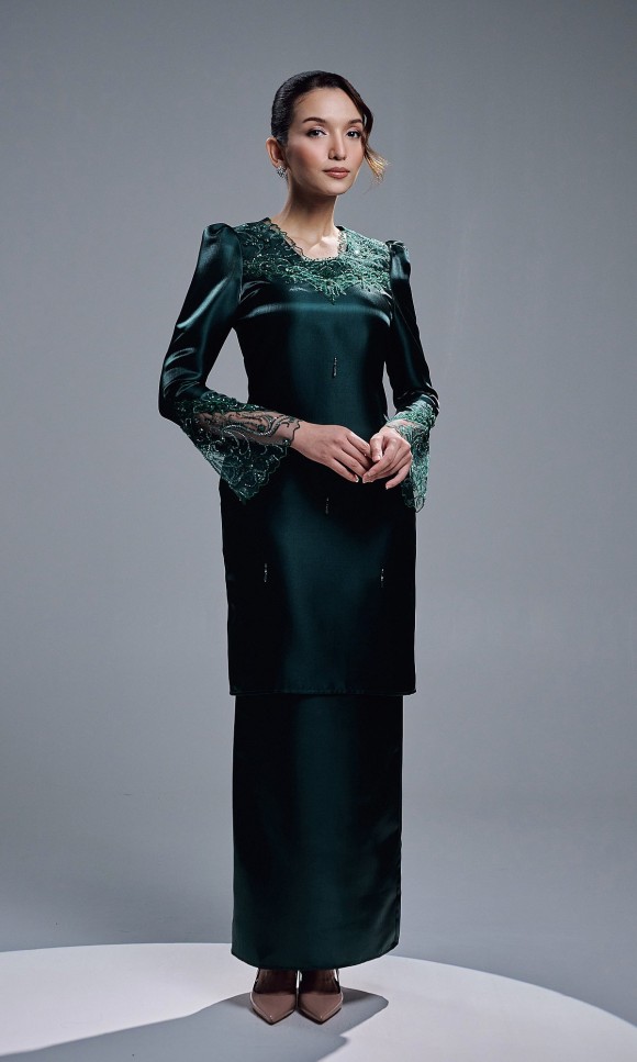 THALINA KURUNG - EMERALD THALINA KURUNG - EMERALD